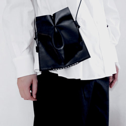 TULIP BLACK LEATHER/PEARL CROSSBODY BAG (MADE-TO-ORDER) 第2張的照片