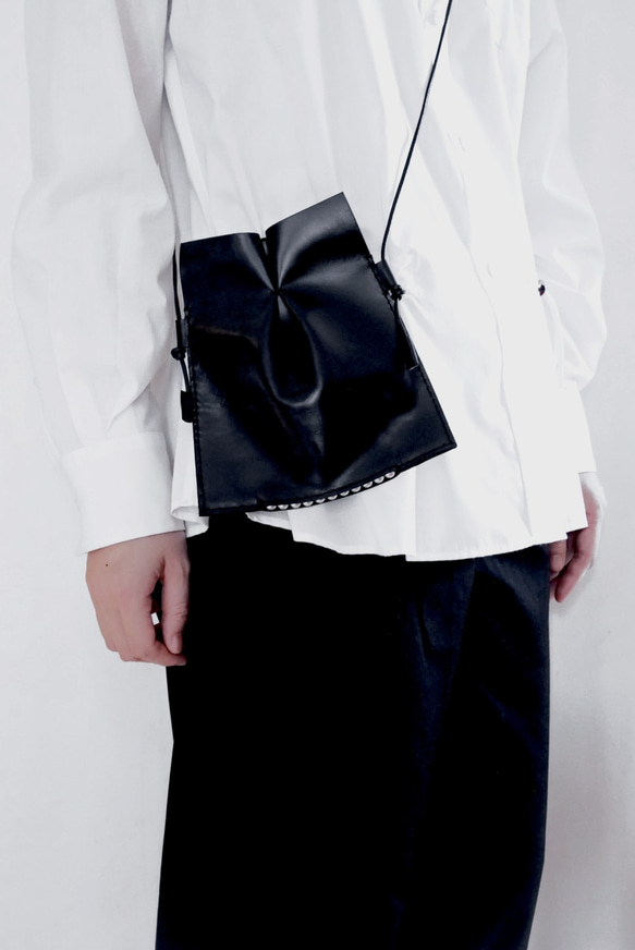 TULIP BLACK LEATHER/PEARL CROSSBODY BAG (MADE-TO-ORDER) 第2張的照片