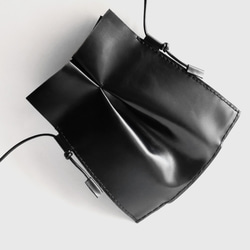 TULIP BLACK LEATHER/PEARL CROSSBODY BAG (MADE-TO-ORDER) 第1張的照片