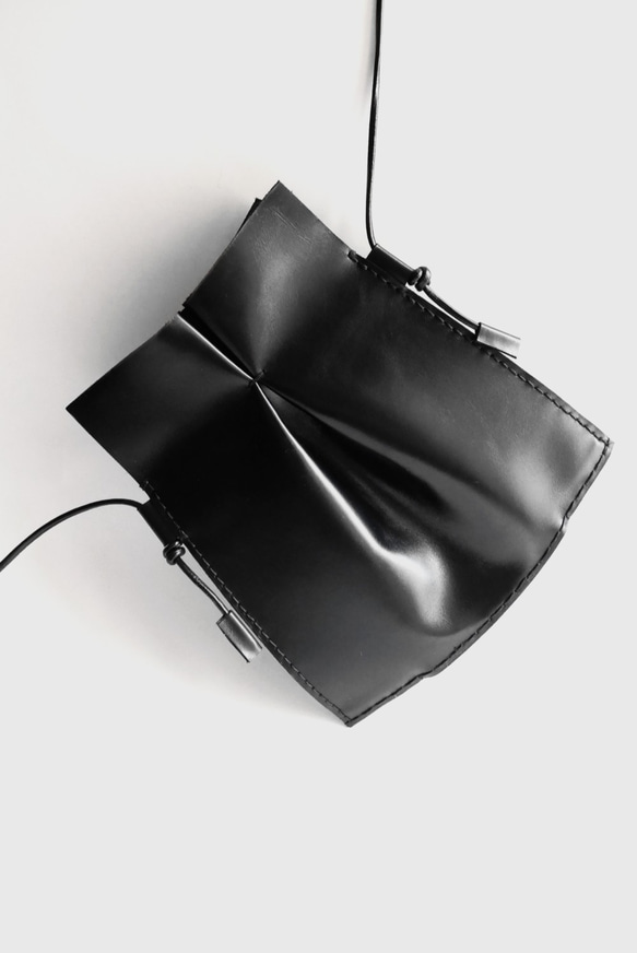 TULIP BLACK LEATHER/PEARL CROSSBODY BAG (MADE-TO-ORDER) 第1張的照片