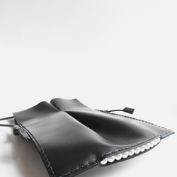 TULIP BLACK LEATHER/PEARL CROSSBODY BAG (MADE-TO-ORDER) 第3張的照片