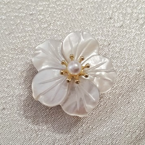白蝶貝の帯留め 予約販売】蝶蒔絵 白蝶貝帯留め - うるしアートはりや通販｜針谷蒔絵
