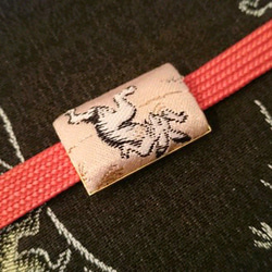 鳥獣戯画帯留め 相撲兎 長方形 西陣織pink 1枚目の画像