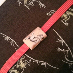 鳥獣戯画帯留め 相撲兎 長方形 西陣織pink 2枚目の画像