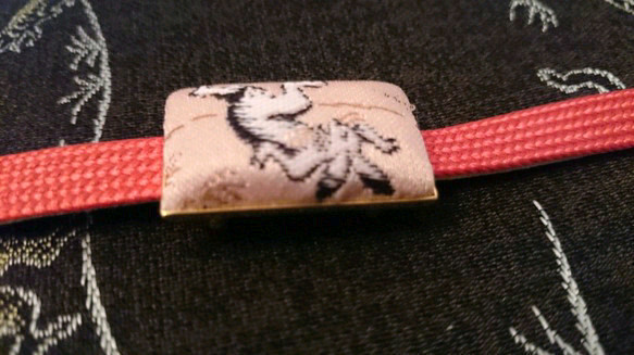 鳥獣戯画帯留め 相撲兎 長方形 西陣織pink 3枚目の画像