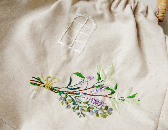 ハーブのブーケの手刺繍バッグ 4枚目の画像