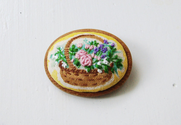 ハーブの花かごの刺繍のブローチ 1枚目の画像