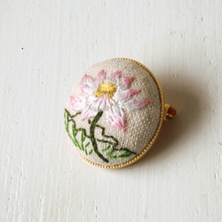 蓮の花の手刺繍のブローチ 2枚目の画像