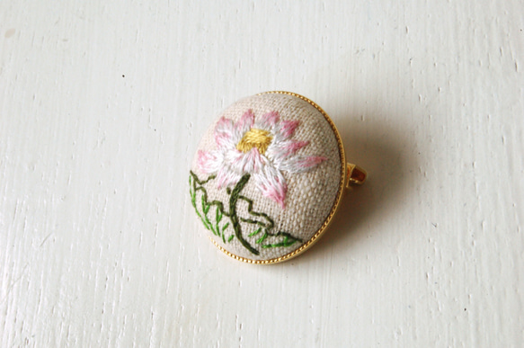 蓮の花の手刺繍のブローチ 2枚目の画像