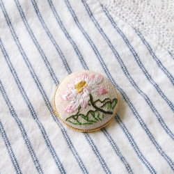 蓮の花の手刺繍のブローチ 4枚目の画像