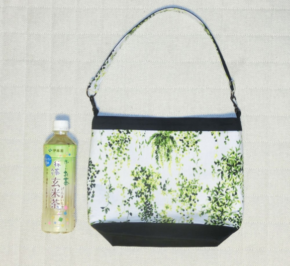 Sale！4500➡️2000円  鮮やかなグリーンの植物柄　ショルダーバッグ 4枚目の画像