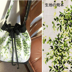 鮮やかなグリーンの植物柄　巾着型ショルダーバッグ 5枚目の画像
