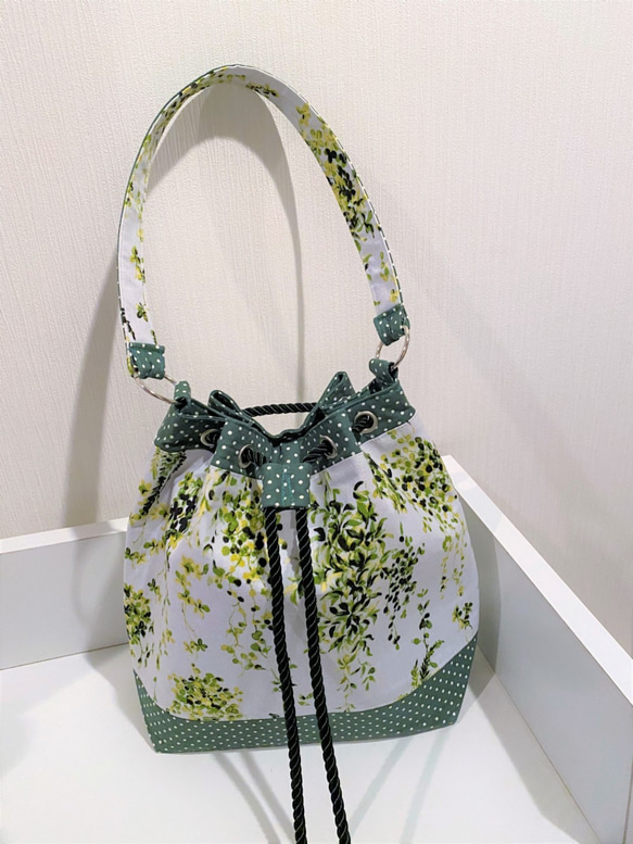 Sale！4500➡️2500円  鮮やかなグリーンの植物柄と水玉模様の巾着型ショルダーバッグ 1枚目の画像