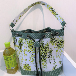 Sale！4500➡️2500円  鮮やかなグリーンの植物柄と水玉模様の巾着型ショルダーバッグ 2枚目の画像