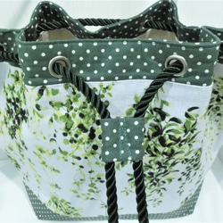 Sale！4500➡️2500円  鮮やかなグリーンの植物柄と水玉模様の巾着型ショルダーバッグ 4枚目の画像