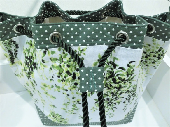 Sale！4500➡️2500円  鮮やかなグリーンの植物柄と水玉模様の巾着型ショルダーバッグ 4枚目の画像