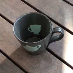 ポットとカップ模様のマグカップ 黒 2枚目の画像
