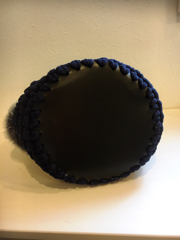 Smooth yarn のバケツバッグ(フェイクファー付き・濃紺です) 5枚目の画像