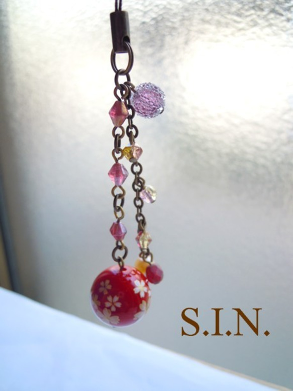 [送料無料]桜プリントボール・赤とキャンディーのストラップ(S_884) 3枚目の画像