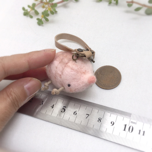 羊毛フェルト ハダカデバネズミのバックチャーム 羊毛フェルト ちく