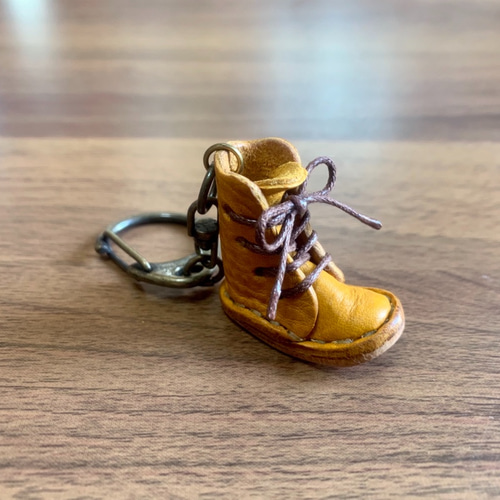 革（レザー）のミニ編み上げブーツキーホルダー・黄色・マスタード