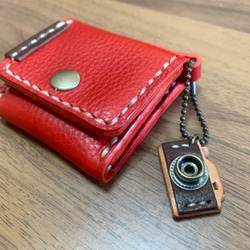♪プレゼントにもおすすめ♪本革のコインケース・赤×ポイントに焦げ茶・手縫い・ミニカメラ付き 3枚目の画像