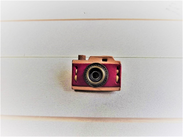 革のカメラブローチ・赤×ナチュラル・手縫い・かわいい・プレゼントにも 4枚目の画像