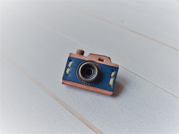 革のカメラブローチ・青×ナチュラル・手縫い 2枚目の画像