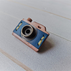 革のカメラブローチ・青×ナチュラル・手縫い 3枚目の画像
