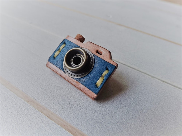 革のカメラブローチ・青×ナチュラル・手縫い 3枚目の画像