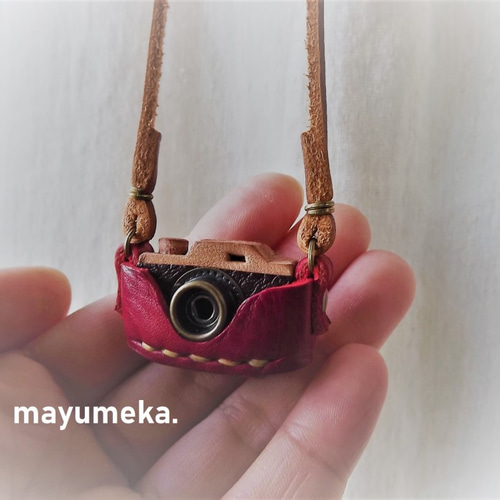 お出かけに＊革（レザー）のミニカメラネックレス＊赤×焦げ茶