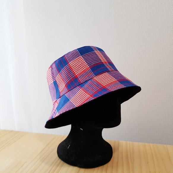 率性英倫風 雙面漁夫帽 雙面格紋漁夫帽 黑色漁夫帽 藍 Double-sided Bucket hat 第2張的照片