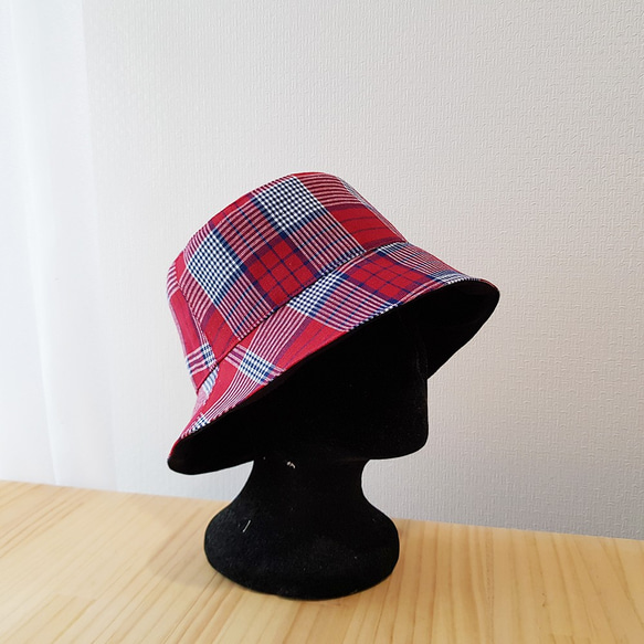 率性英倫風 雙面漁夫帽 雙面格紋漁夫帽 黑色漁夫帽 紅 Double-sided Bucket hat 第2張的照片