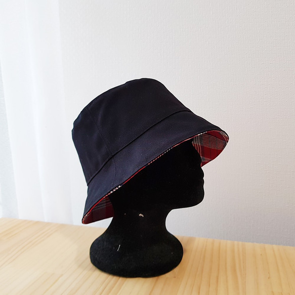 率性英倫風 雙面漁夫帽 雙面格紋漁夫帽 黑色漁夫帽 紅 Double-sided Bucket hat 第4張的照片