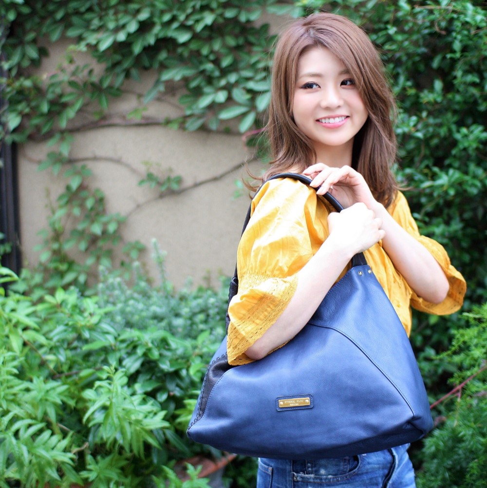 上質レザーとスタイリッシュなシルエットバッグ！AライントートM(ネイビー×ブラック)※送料無料