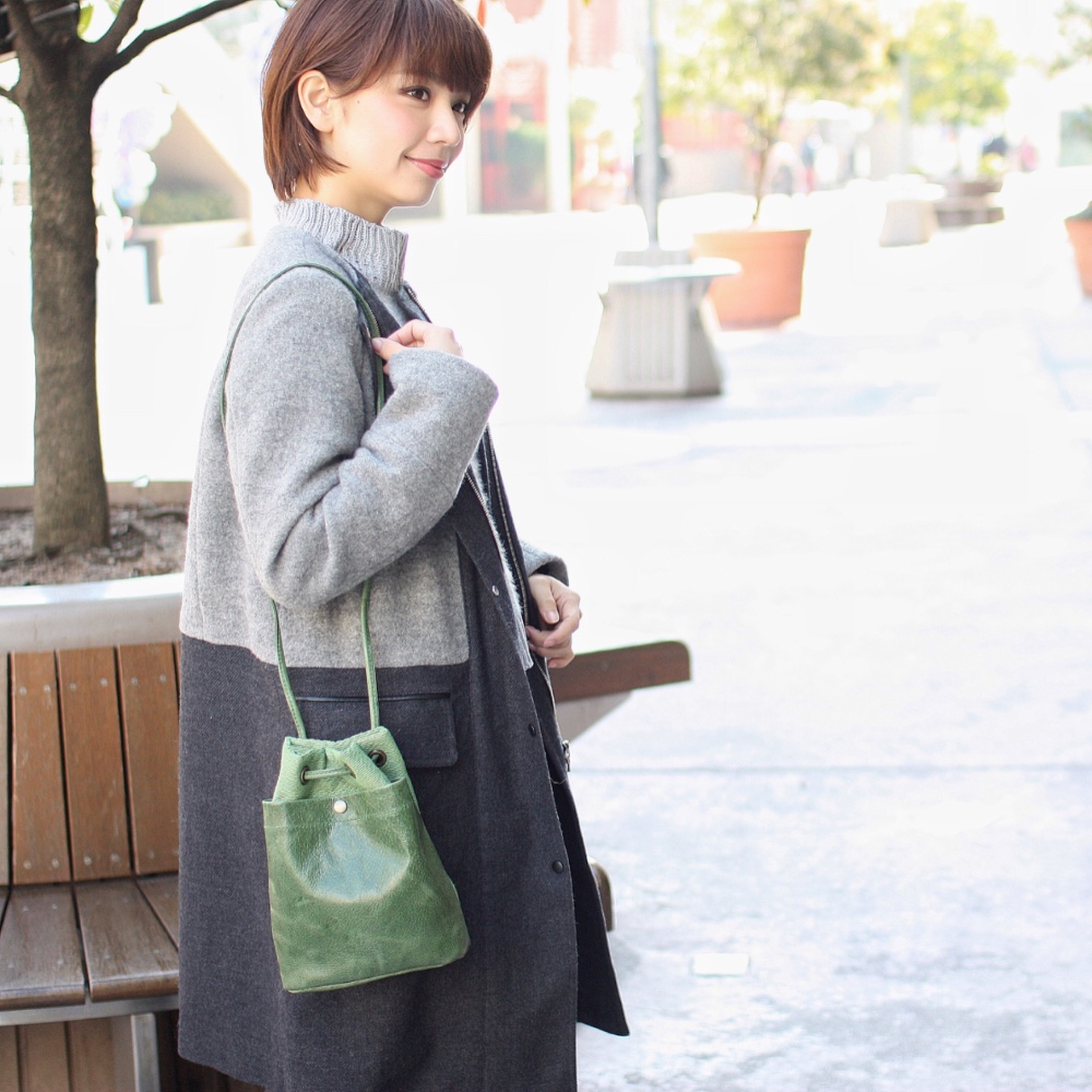 【雰囲気最高❗️】レザー ドローイングバッグ イタリア製 グリーン 古着 巾着 【雰囲気最高❗️】レザー 古着 イタリア製 ドローイングバッグ グリーン 巾着