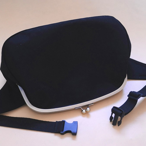 がま口ボディバッグ《ビッグサイズ》メンズ｜ブラック帆布のユニ