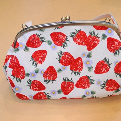 ♥️手編み♥️ハンドメイド♥️がま口バッグ♥️いちごバッグ♥️がま口　ポーチ♥️ 苺がま口ショルダーバッグmini（牛革製） スマホポシェット
