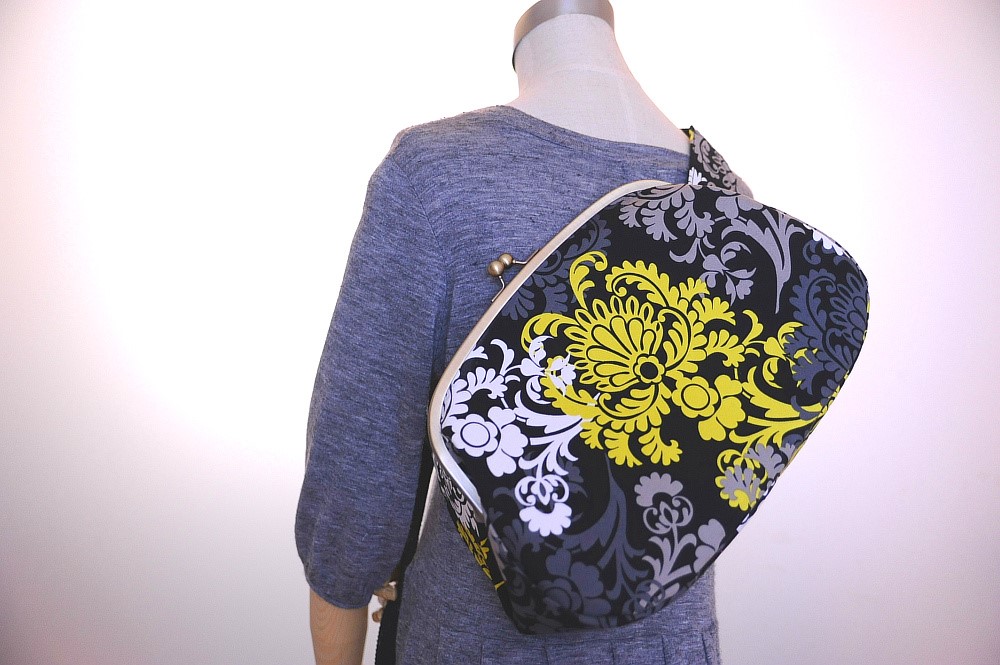がま口ボディバッグ《ビッグサイズ》斜め掛けもOK｜和の装い｜男前花柄が映えるユニセックスデザイン