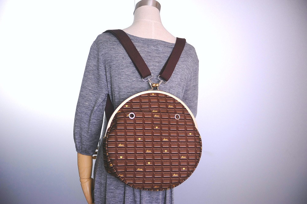 受注製作☆丸型☆板チョコ柄☆ブラウン☆【nanqueen's handmade】がま口ショルダー＆ハンド＆リュック3wa