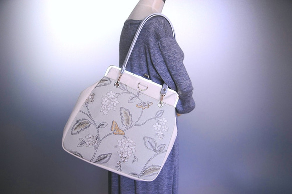 刺繍☆蝶柄【A4サイズ対応】 30cm口金使用☆【超大容量】3wayがま口