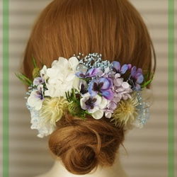 ヴィオラ春の野花の髪飾り　ホワイト　パンジー　プリザーブドフラワー　成人式　結婚式　披露宴　卒業式 1枚目の画像