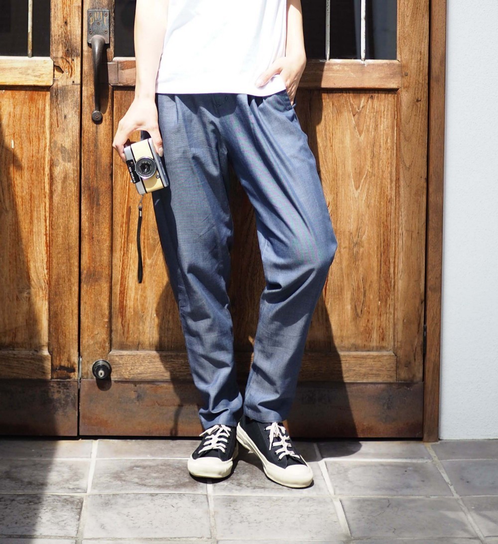 青空に映えるブルーデニム   テンセルデニムのゆるテーパードパンツ　リラックスパンツ