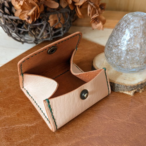 ぐしぐし手縫い＊馬ヌメ革とグリーンステッチのボックスコインケース  