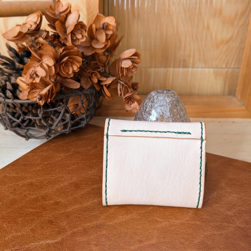 ぐしぐし手縫い＊馬ヌメ革とグリーンステッチのボックスコインケース  