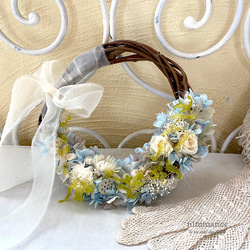 白いバラを入れたブルーのハーフリース　小さめリースブーケ,プリザーブドフラワー,ウェディングドレス,カクテルドレス 1枚目の画像
