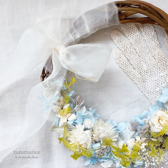 白いバラを入れたブルーのハーフリース　小さめリースブーケ,プリザーブドフラワー,ウェディングドレス,カクテルドレス 5枚目の画像