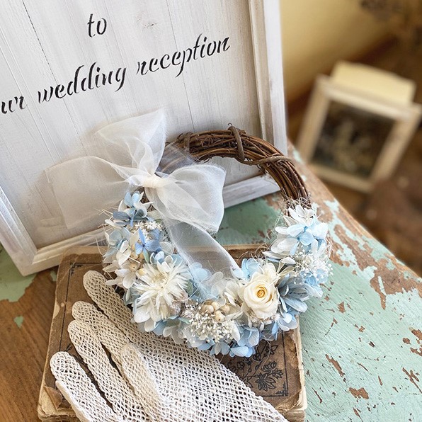 【プリザーブドフラワーのハーフリース パウダーブルー】送料無料 ウェルカムリース プリザーブドフラワー  結婚祝