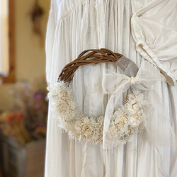 かすみ草をたっぷり入れた白いハーフリース　小さめリースブーケ,プリザーブドフラワー,ウェディングドレス,カクテルドレス 7枚目の画像