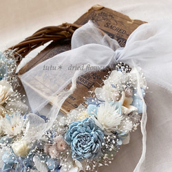 ブルーグラデーションのハーフリース　結婚祝,小さめリースブーケ,プリザーブドフラワー,ウェディングドレス,カクテルドレス 2枚目の画像